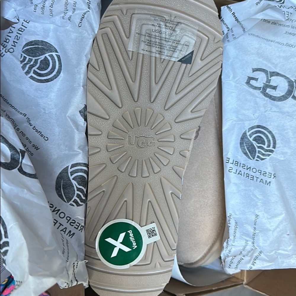 Never worn Women’s YGG Tasman slippers - Picture 2 of 3